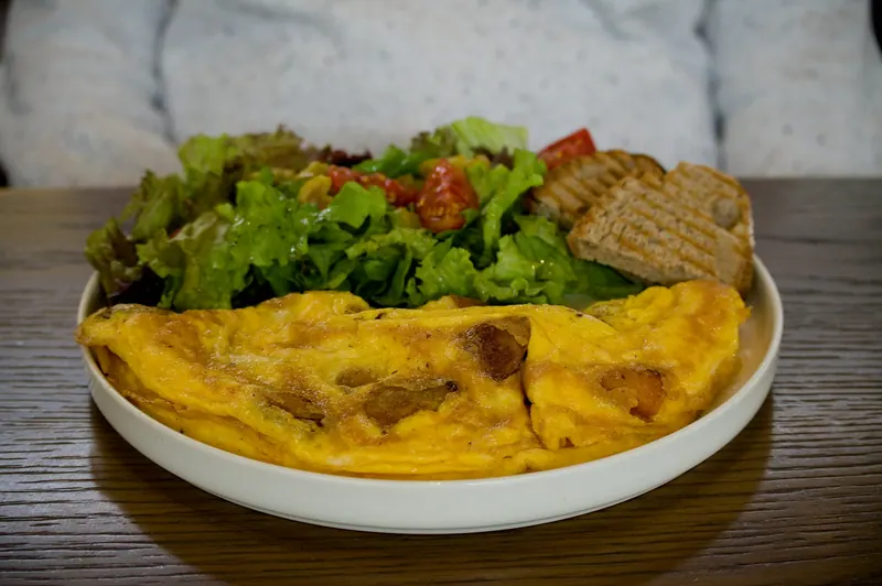 Omletă cu salată și pâine prăjită